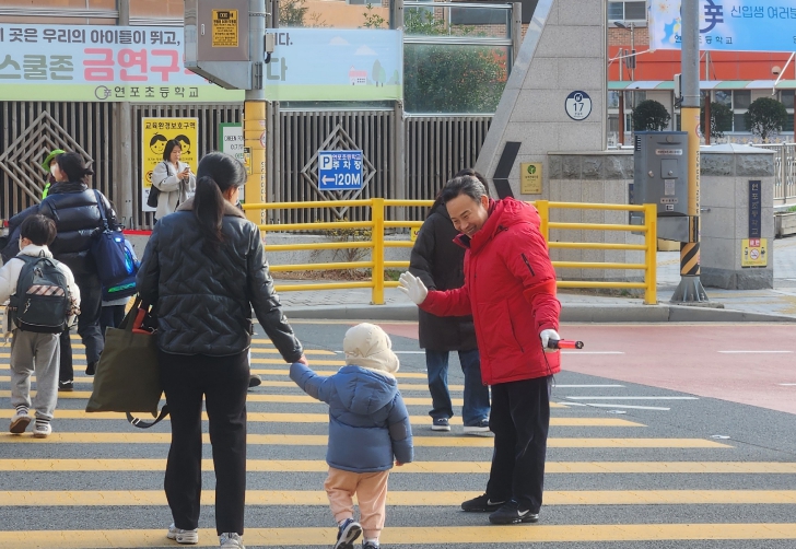 아이들 안전은 어른의 책임..부산 남구의회 서성부 의장, 매주 초등학교 앞 교통지도 봉사