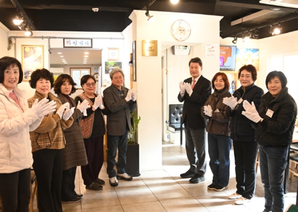 해운대구,‘칠암산곰장어·(주)희망환경’나눔명가 현판식 개최