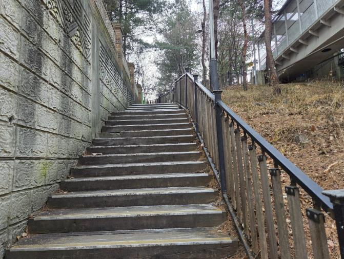 용인특례시 수지구, 용인신촌초 인근 산책로·노후 계단 정비 나서