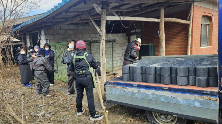 완주군 기초수급 어르신, 연탄 300장 기부
