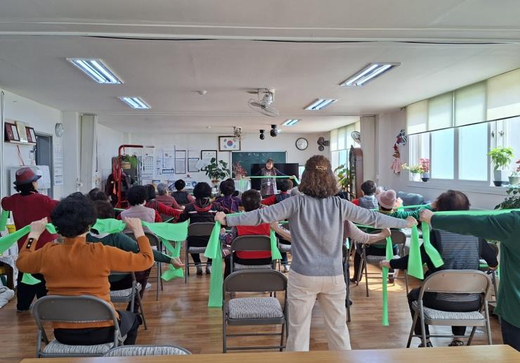 오산시 신장1동, 경로당 어르신 대상 '건강리더와 활력 한스푼' 프로그램 운영