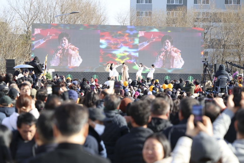 딸기로 물든 완주의 봄, 전국에서 모였다  제24회 완주삼례딸기대축제 12만 명 방문하며 성황리 마무리
