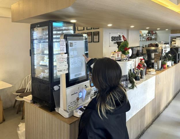 관악구, 소상공인 디지털 전환 돕는다 '키오스크, 서빙로봇' 스마트 기기 도입 지원