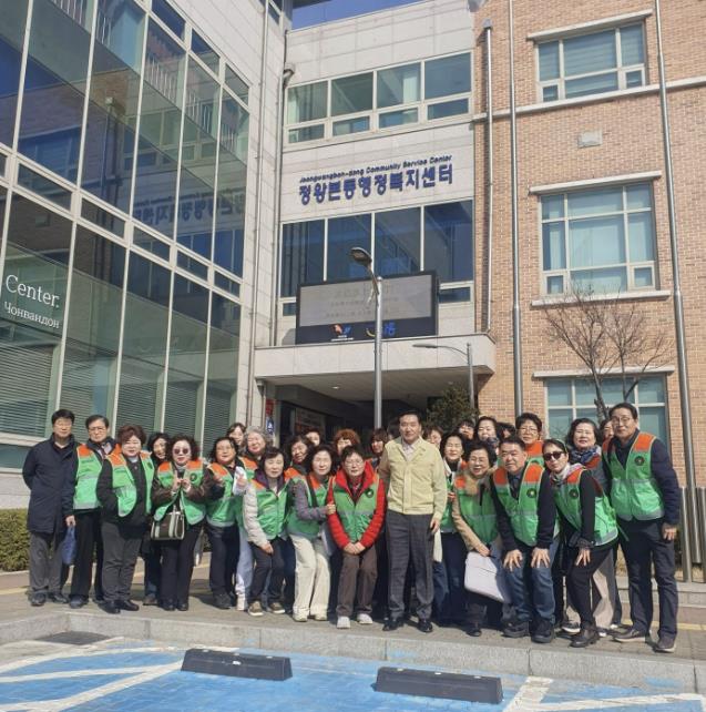 시흥시 정왕본동, 개학기 맞아 불법광고물 일제 정비