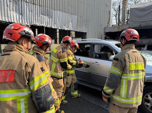 울산 남부소방서, 폐차장 활용 실전형 교통사고 대응 훈련 실시