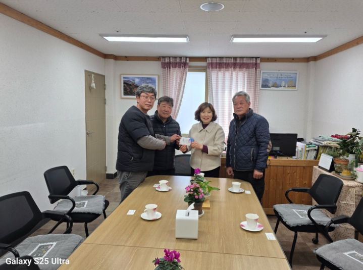 고성시장 관외노점상 한사랑회, 고성애육원에 성금 1백만 원 전달