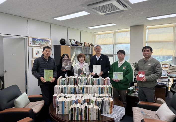하동 주민 김연순 씨, 녹차 관련 서적 300여 권 기증