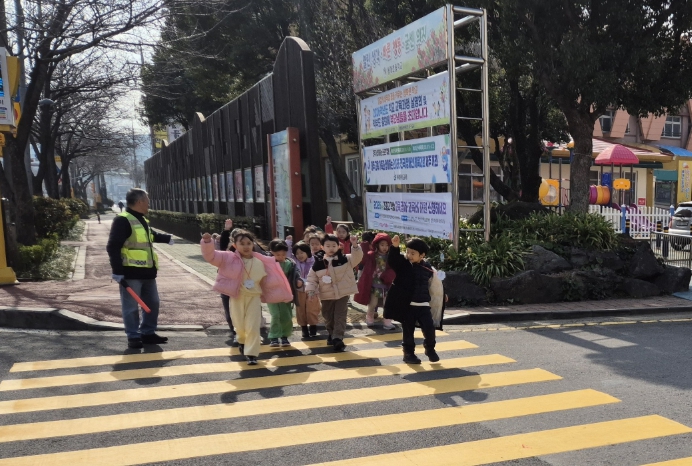 제주도교육청 봉개초병설유치원, 도로횡단 3원칙 ‘서다·보다·걷다’ 신학기 교통안전교육 실시