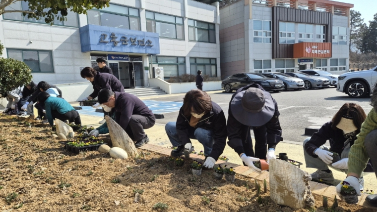 고흥군 보건소, 전 직원 참여 ‘봄맞이 환경정화’ 활동 실시