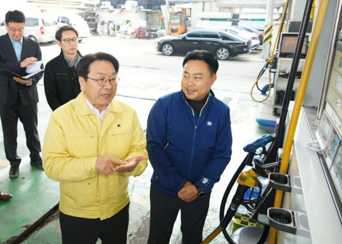 강기정 광주광역시장, 중동사태 여파 주유소 현장점검