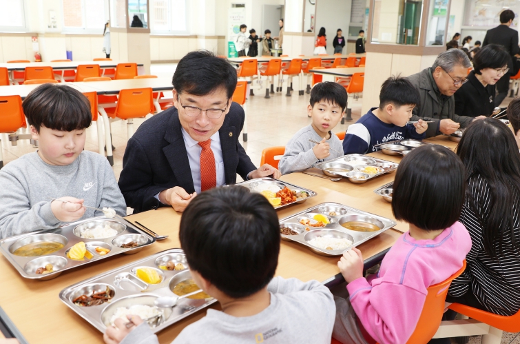 윤건영 충북교육감, 새 학기 학교급식 현장 점검