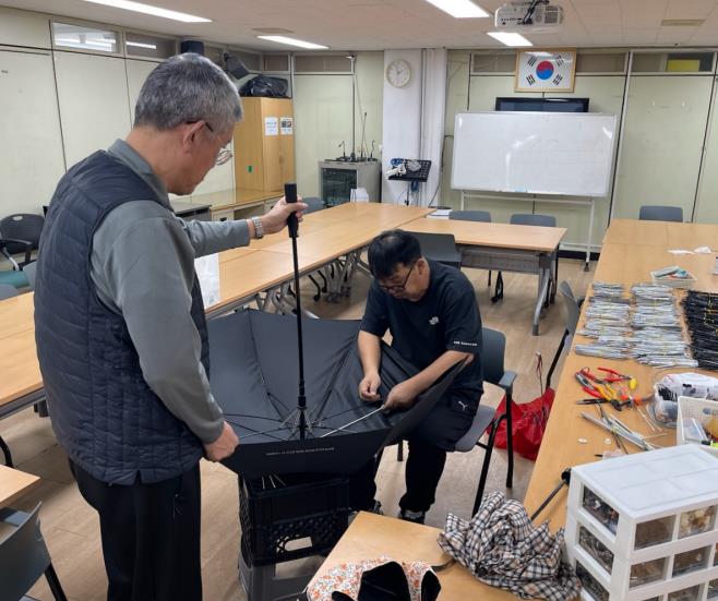 고장 난 우산 '도봉구 우산수리센터'에서 치료받으세요