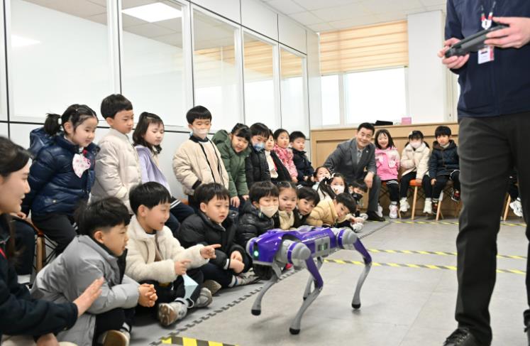 중구 로봇·AI배움터, ‘피지컬 AI’ 활용 미래교육 본격 가동 “전국 최초, 로봇개가 울산 중구에 떴다!”