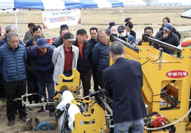 태안군, 농촌 일손 돕는 '마늘 파종 기계화' 도입