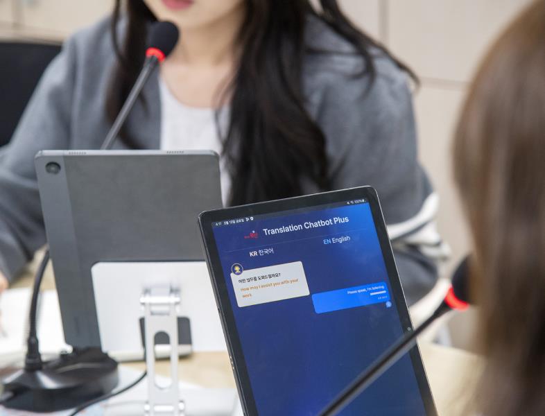 용산구, '찾아가는 인공지능(AI) 다국어 동시통역 서비스' 시범 운영