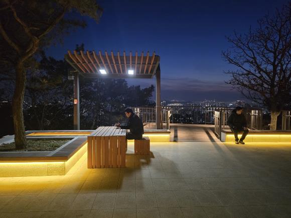 남동구 ‘밤에도 안전한 힐링 산책로’...전국 최장 ‘도롱뇽마을 무장애나눔길’ LED 반딧불 조명 운영