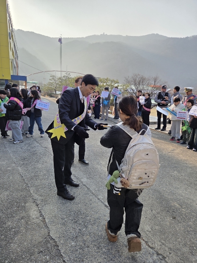 단양교육지원청, 등굣길 교통안전 및 학교폭력 예방 합동 캠페인 실시