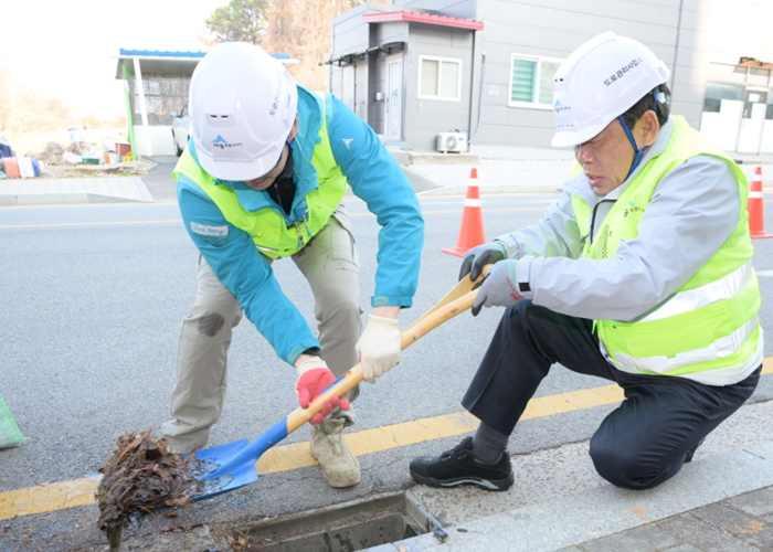 최민호 세종시장, 안전도로 현장서 보수원과 진솔 소통
