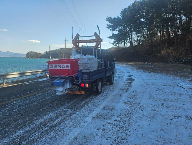남해군 겨울철 도로결빙 대책 성공적 마무리   
