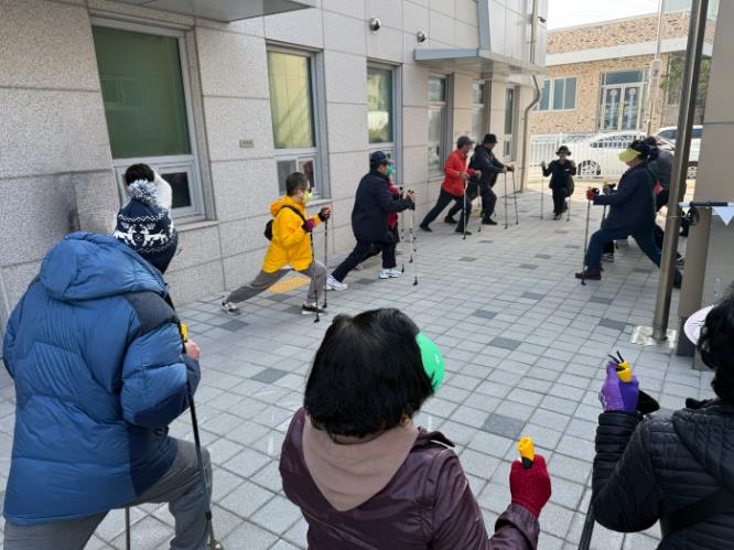 “폴(Pole) 잡고 건강 잡고!”…함평군 보건소, 노르딕 워킹 건강교실 운영
