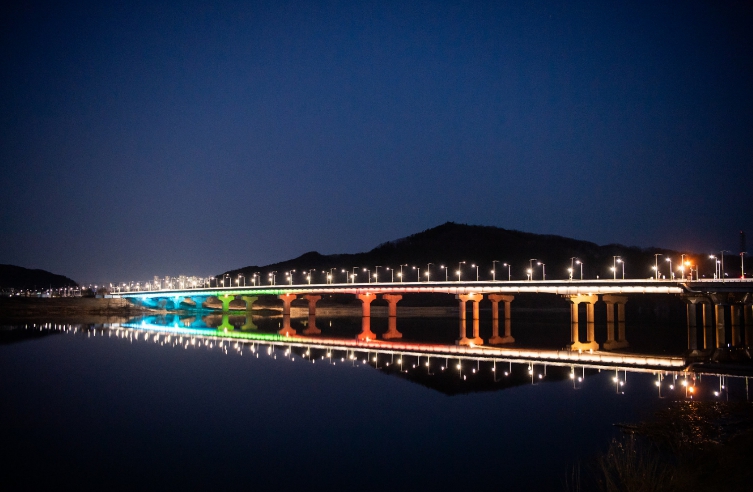 빛으로 깨어난 낙동강 밤…구미 산호대교 야경 새 옷 입다