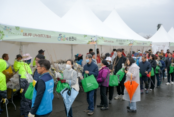 순천시, ‘내나무 나누어주기’ 행사에 시민 3천 명 참여
