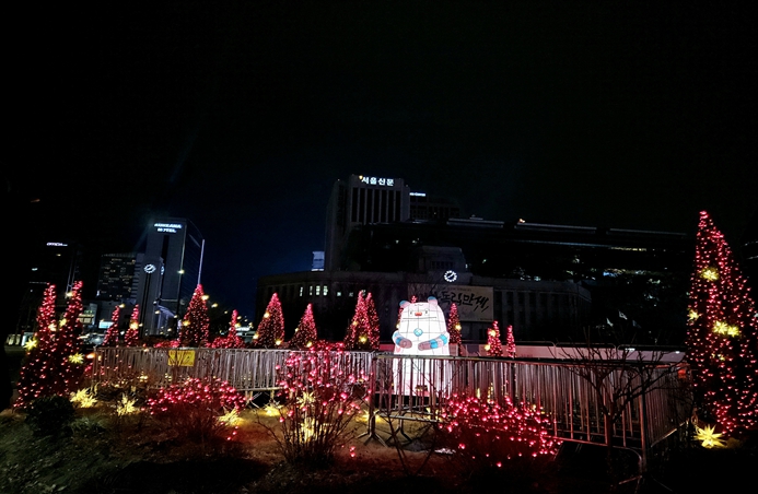 서울시, BTS빛으로 물든 광화문 일대 봄꽃길과 해치 라이트 가든 걸어보세요