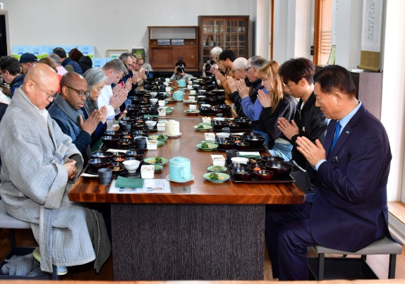 프랑스 최고 요리사들, 장성군 백양사 사찰음식 매력에 ‘흠뻑’