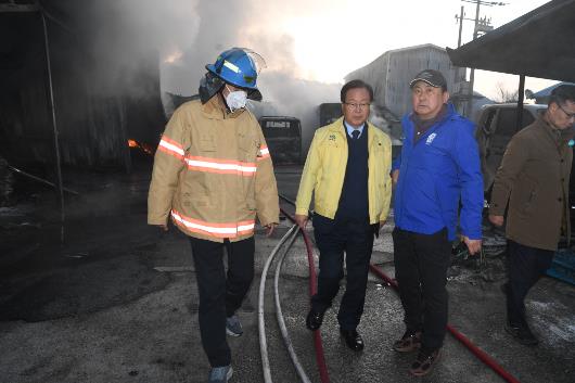 완주군, 용진읍 비닐공장 화재 현장 긴급 대응
