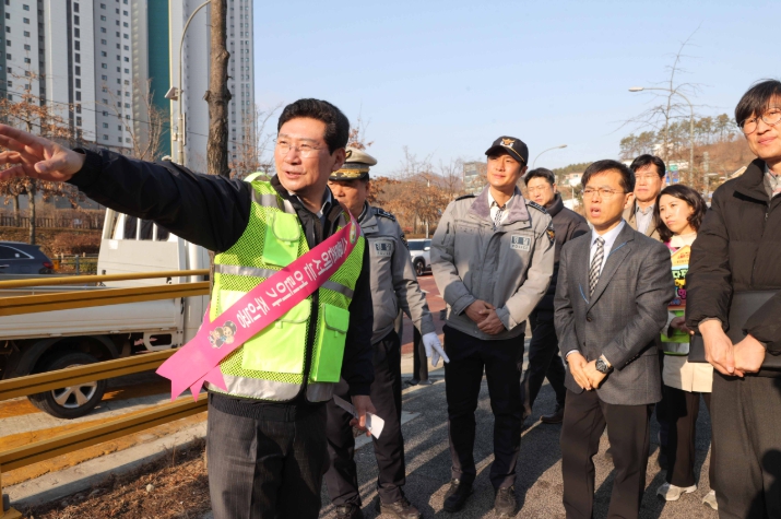이상일 용인특례시장, 함박초 등굣길 교통지도봉사 참여