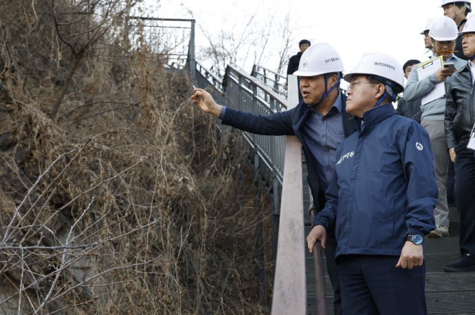 진교훈 강서구청장, 해빙기 맞아 개화·염창산 급경사지 안전 점검