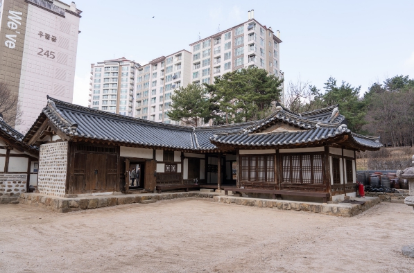 "1,400만 돌파 왕과 사는 남자" 금성대군 흔적 간직한 은평 '금성당' 찾는 발길 이어져