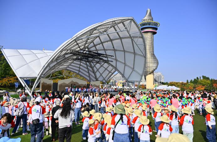 속초시, 엑스포 잔디광장 잔디 교체…시민 여가 공간 기능 ‘강화’