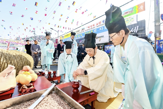 "신비한 소원의 줄을 당겨 풍년과 안녕을 기원하다!" 함안군 삼칠지역 대표 민속문화 행사 '병오년 칠원고을줄다리기' 성황리 개최