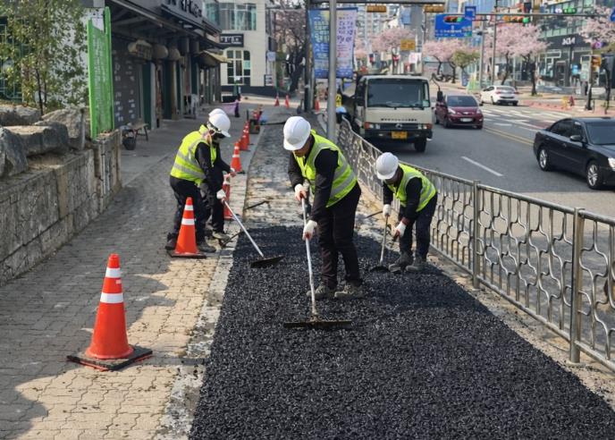 익산시, 인도 정비 본격…안전한 보행 환경 조성
