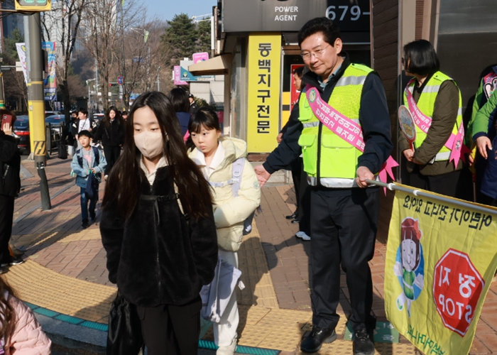 이상일 용인특례시장, 동막초 교통지도봉사 참여 