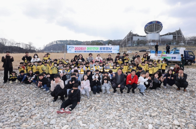 삼척시, 어린연어 10만 마리 방류…지속 가능한 수산자원 기반 구축