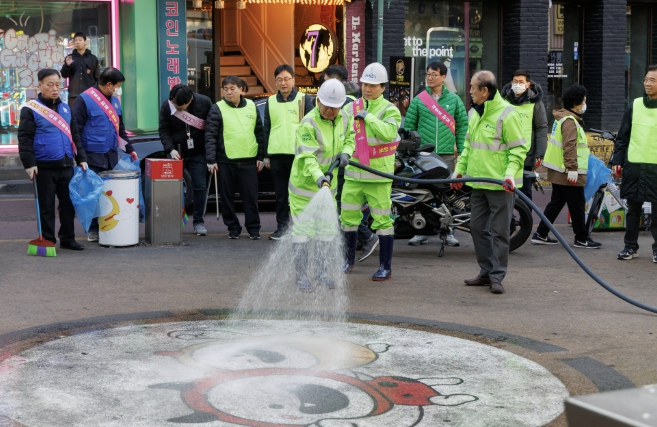 마포구, 겨울 때 벗고 봄 준비 완료 …'봄맞이 대청소 실시'