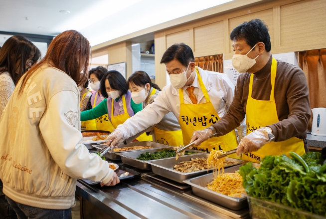 "밥은 먹고 다니니?"…이필형 동대문구청장, 연화사 청년밥心 배식 봉사