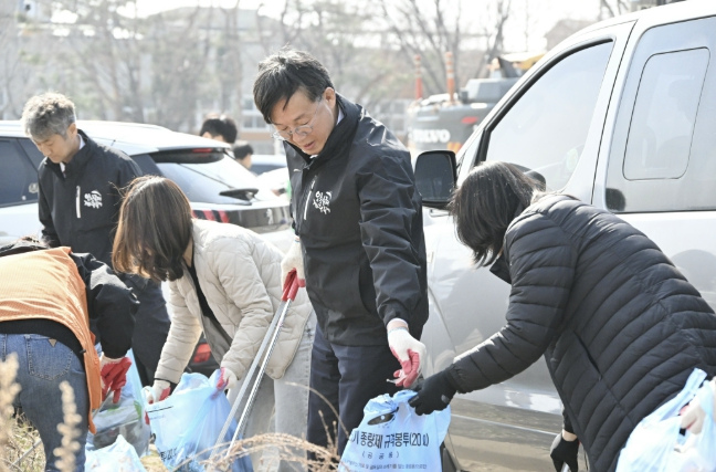 안산시, 봄맞이 '우리동네 새단장' … 코스모스 꽃밭 조성지 대청소
