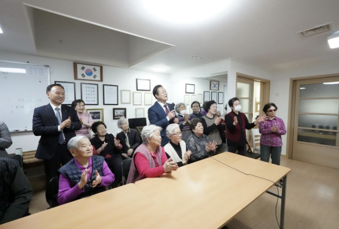 홍천군, 어르신 화상 소통 문화행사 첫 시도...스마트 경로당 4개 시군 연합 노래자랑으로 어르신 디지털 교류 넓힌다