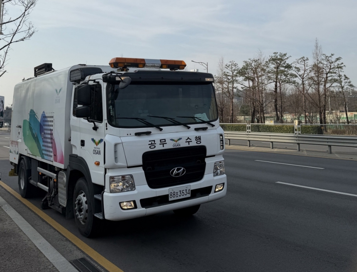 오산시, '도로 재비산먼지 저감 분진흡입차' 운행