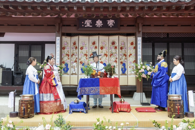 '가심비 웨딩' 찾는 MZ에게 관악구, 이색 '전통 혼례식' 추천