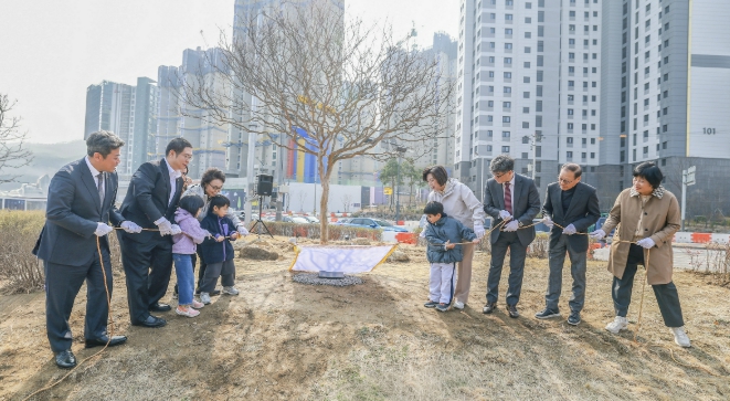 과천시, 시 승격 40주년 기념 나무 심기 행사 개최…"시민과 함께한 40년, 미래 100년을 향한 약속"