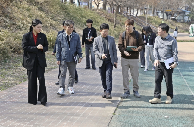 수원시 권선구, "서호천 산책로, 더 밝고 안전하게!" 서호천 산책로 현장 점검