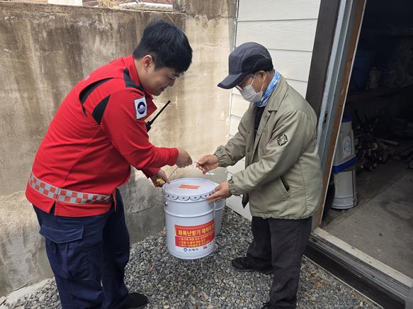 김해시, 화목난방기 사용가구 재처리 용기 보급 개별 방문 산불 예방 홍보 강화