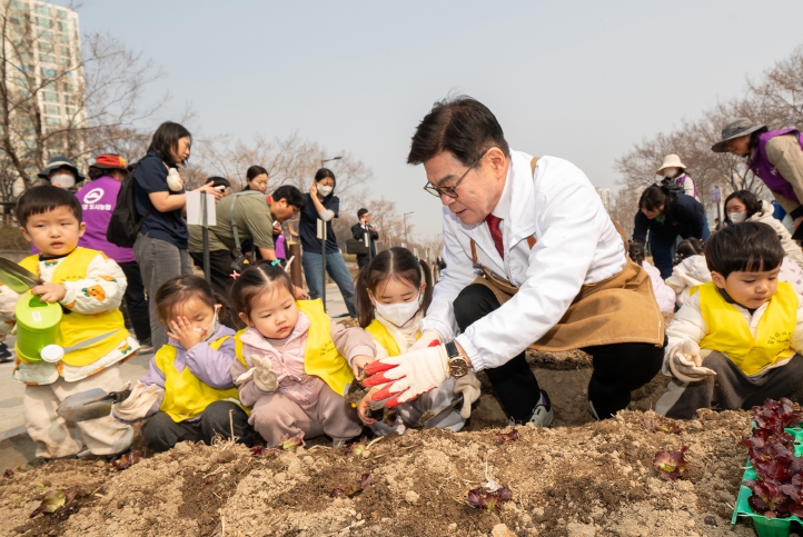 동대문구, 봄과 함께 ‘DDM 도시농업장’ 열었다…중랑천 옆 960개 텃밭