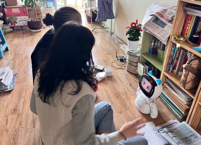 AI 로봇 ‘다솜이’, 할아버지 약 드실 시간이에요!