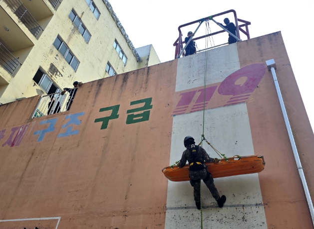 경남소방인재개발원-공군교육사령부, 고층건물 사고 대비 ‘특별 구조교육’ 실시