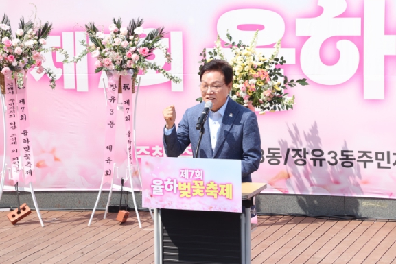 경남도지사, 김해 민생현장 방문…벚꽃·한우축제 찾아 소통